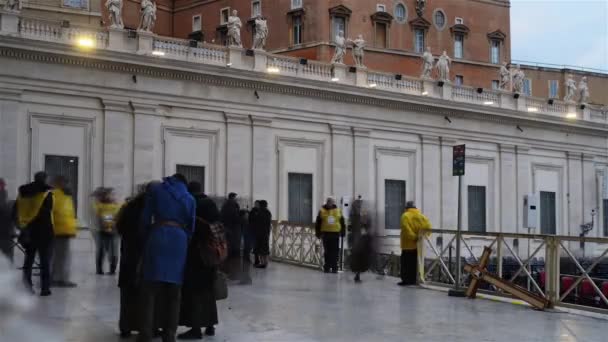 VATICAN CITY - 28 ЯНВАРЯ 2016: Timelapse St. Peter Square is large plaza located directly in front of St. Peters Basilica, papal enclave inside Rome, directly west of neighbourhood or rione of Borgo — стоковое видео