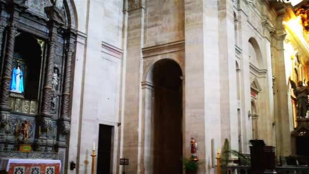 LISBONNE, PORTUGAL - MART 22 2016 : Église ou monastère de Sao Vicente de Fora (monastère de Saint-Vincent-hors-les-Murs) est église et monastère du XVIIe siècle. Panthéon royal des monarques de Braganza . — Video