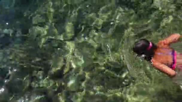 Petite belle fille flottant dans la mer Adriatique .