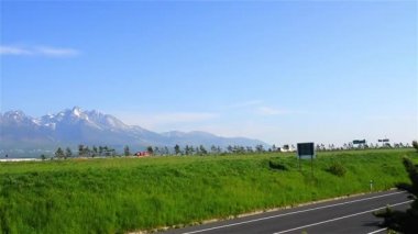 Tatra Dağları, Tatras veya Tatra, Slovakya ve Polonya arasında doğal bir sınır oluşturan dağ aralığı vardır.