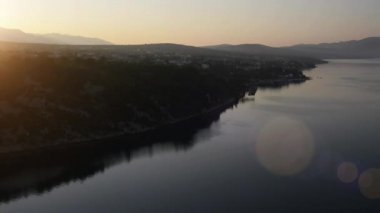 Görünümdür Maslenica Köprüsü'nden D8 devlet yolu yaklaşık 1 km batıda Maslenica, Hırvatistan yerleşmenin taşıyan bir güverte kemer Köprüsü