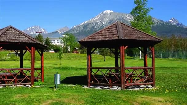 Tatra Mountains, Tatras eller Tatra, er en bjergkæde, der danner en naturlig grænse mellem Slovakiet og Polen . – Stock-video