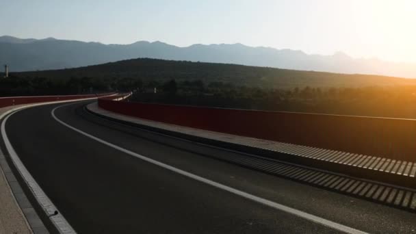 D8 devlet yolu yaklaşık 1 km batıda Maslenica, Hırvatistan yerleşmenin taşıyan bir güverte kemer köprü Maslenica köprüdür — Stok video