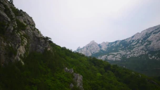 Kanion rzeki krasowy Paklenica jest park narodowy w Chorwacji. Znajduje się on w miejscowości Starigrad, w północnej Dalmacji, na południowym stoku górskiego Velebit niedaleko Zadaru. Velika Paklenica i Mala. — Wideo stockowe