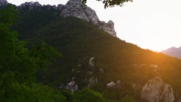 Paklenica karst river canyon is een nationaal park in Kroatië. Het is gelegen in Starigrad, Noord-Dalmatië, op de zuidelijke hellingen van de berg van de Velebit, niet ver van Zadar. Mala en Velika Paklenica. — Stockvideo