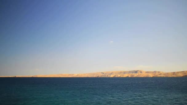 Costa rochosa croata no Mar Adriático em um dia quente ensolarado . — Vídeo de Stock