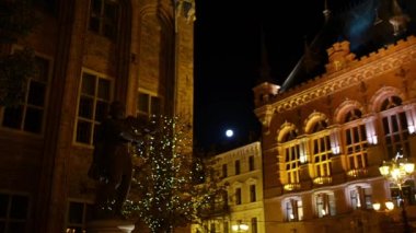 Torun'da Town Hall Meydanı anıt kemancı. Torun (Thorn) Kuzey Polonya, Vistula Nehri üzerinde bir şehirdir.
