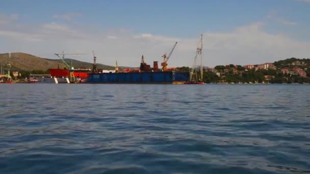 Trogir è città storica e porto sulla costa adriatica nella contea di Split-Dalmazia, Croazia. Trogir si trova tra la terraferma croata e l'isola di Ciovo. Si trova 27 chilometri a ovest della città di Spalato . — Video Stock