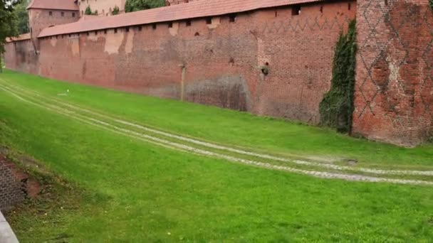 Hrad Malbork německých rytířů je největší hrad na světě podle rozlohy. Byl postaven v Marienburg, pruský řád německých rytířů, v podobě Ordensburg tvrze. — Stock video