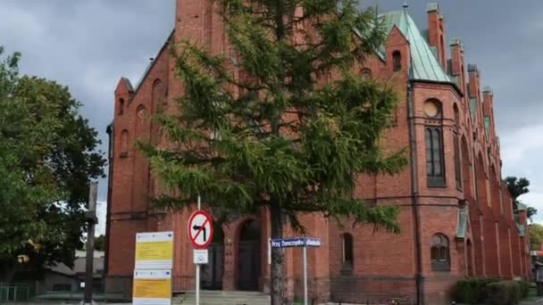 Kirche des hl. Bobola in Bydgoszcz, Polen - die Kirche befindet sich in Bydgoszcz, deren Patron der hl. Andrzej Bobola ist. — Stockvideo