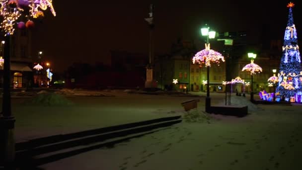 Árvore de Natal na praça perto de Castle Square, em Varsóvia. É uma praça histórica em frente ao Castelo Real jQuery110206950274422443301 _ 1463732019599? antiga residência oficial dos monarcas polacos??? localizado em Varsóvia, Polônia . — Vídeo de Stock