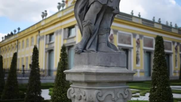 Skulpturer i parken av Wilanow-palatset. Wilanowski Palace är en royal palace ligger i stadsdelen Wilanow, Warszawa, Polen. Wilanow palatset överlevde Polens partitioner och båda världskrigen. — Stockvideo