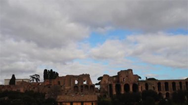Palatine Tepesi ortasındaki Seven Hills of Roma, İtalya olduğunu. 40 metre aşağı bakıyor o bir tarafta ve Circus Maximus diğer Forum Romanum yukarıda duruyor.