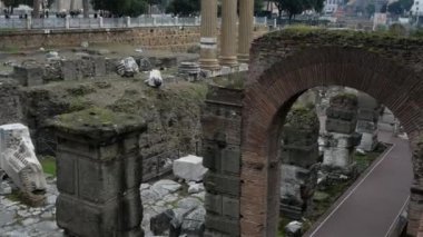 Santi Luca e Martina, Roma Forumu ile Sezar Forumu ve Septimus Severus Kemeri arasında yer alan bir kilisedir. M.S. 228 'de İmparator Alexander Severus' ta şehit oldu..