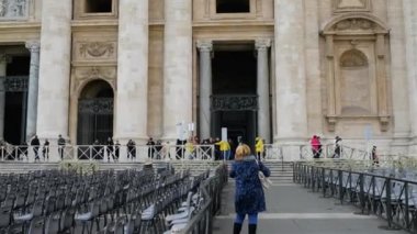 St. Peter kare doğrudan St. Peter's Bazilikası Vatikan Şehri, mahalle veya Borgo rione batısında doğrudan Roma içinde yerleşim Papa'nın önünde bulunan büyük bir plaza olduğunu.