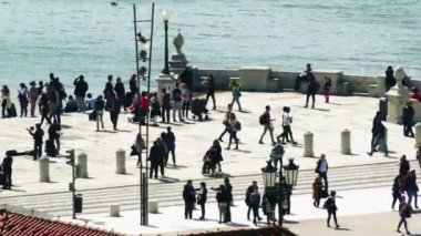 Praca do Comercio, Portekiz'in Lizbon şehrinde yer almaktadır. Tagus nehri yakınında yer alan meydan hala yaygın Terreiro do Paco olarak bilinir.