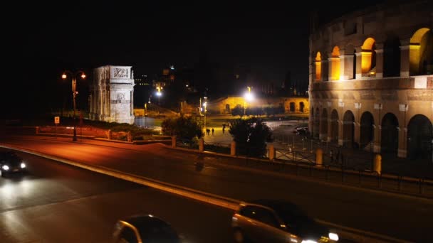 Il Colosseo o Colosseo, noto anche come Anfiteatro Flavio, è un anfiteatro ovale situato nel centro di Roma. È l'anfiteatro più grande. Colosseo si trova appena ad est del Foro Romano . — Video Stock