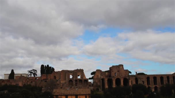 La Colina Palatina es la más céntrica de las Siete Colinas de Roma, Italia. Se encuentra a 40 metros sobre el Forum Romanum, mirando hacia abajo en un lado, y sobre el Circo Máximo en el otro . — Vídeo de stock