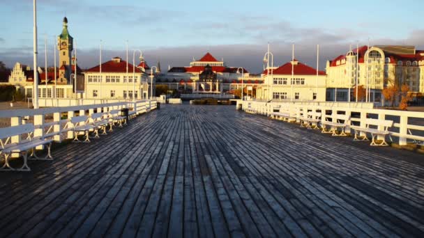 Sopot Pier (Molo w Sopocie) - de pier in de stad van Sopot, Polen, gebouwd als een pier plezier en als een punt van de ligplaats voor rondvaartboten. Op 511.5 m is de pier de langste houten pier in Europa. — Stockvideo