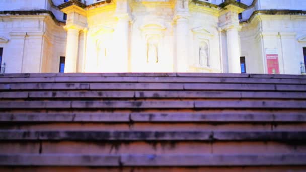 Kerk van Santa Engracia is 17e-eeuws monument in Lissabon, Portugal. In de 20e eeuw werd het omgebouwd tot nationale Pantheon. Alfama wijk, dicht bij een klooster van São Vicente de Fora. — Stockvideo