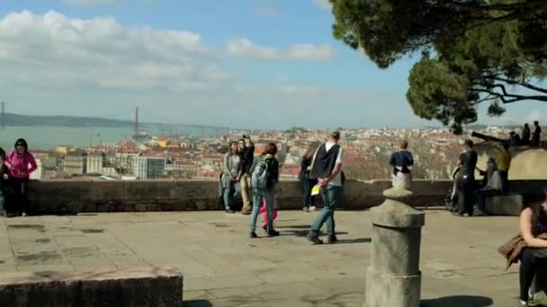 Sao Jorge Castle är en morisk borg en befallande kulle med utsikt över den historiska stadskärnan i den portugisiska staden Lissabon och floden Tejo. — Stockvideo