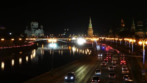 4k moskevského Kremlu na pozadí řeky Moskva v noci. Moskevského Kremlu, je opevněný komplex v centru Moskvy. Areál slouží jako oficiální rezidence prezidenta Ruské federace. — Stock video