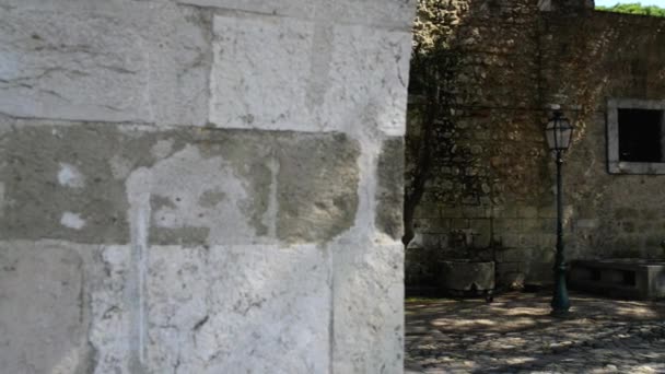 Hrad São Jorge je Maurský hrad zabírá impozantní na kopci s výhledem na historické centrum portugalského města Lisabonu a řeku Tagus. — Stock video