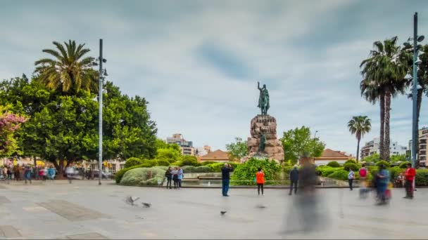 Časové osy: Plaza de Espana s pomníkem krále Jaume III v Palmě de Mallorca, Baleáry ve Španělsku. — Stock video