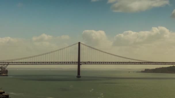 Zeitraffer: 25 de abril bridge ist eine Hängebrücke, die die Stadt Lissabon, Hauptstadt Portugals, mit der Gemeinde Almada am linken (südlichen) Ufer des Tejo verbindet. — Stockvideo