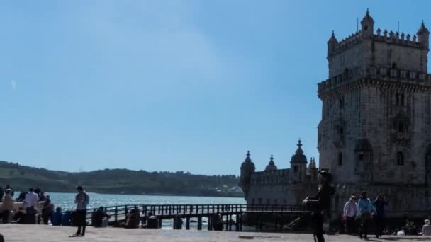 TimeLapse: Belem Tower és Tower a Saint Vincent-ben Santa Maria faluban, Lisszabon, Portugália. Torony kapott megbízást János Ii is részt vesz a szája a Tejo folyó védelmi rendszer. — Stock videók