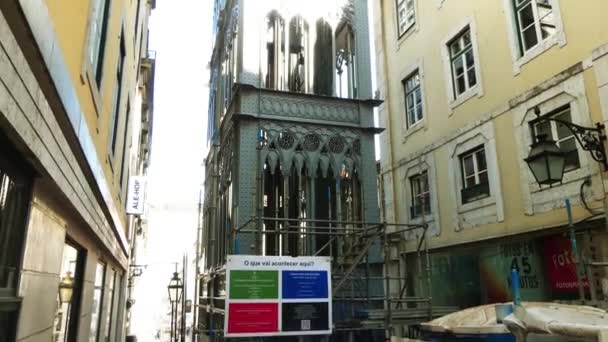 4k Santa Justa Lift, también llamado Carmo Lift, es un ascensor, en Lisboa, Portugal. Situado al final de la Rua de Santa Justa, cerca de las calles más bajas de la Baixa con mayor Largo do Carmo . — Vídeo de stock