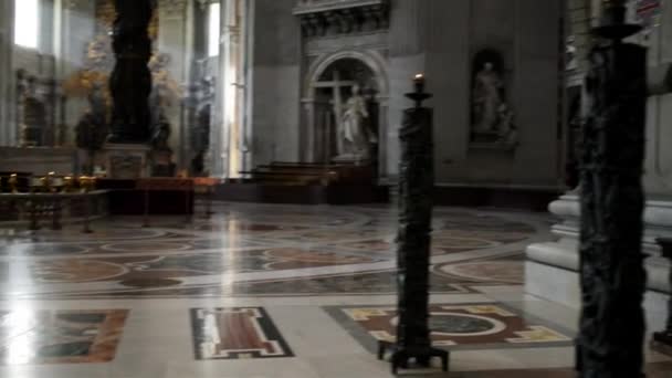 ROMA, ITÁLIA - JANEIRO 24 2015: A Basílica Papal de São Pedro no Vaticano, ou simplesmente Basílica de São Pedro, é uma igreja renascentista italiana na Cidade do Vaticano, o enclave papal dentro da cidade de Roma . — Vídeo de Stock