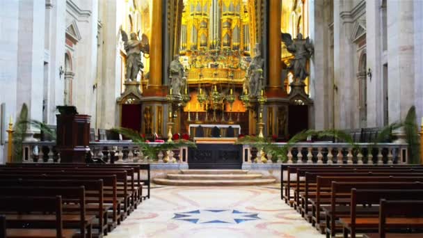 LISBONA, PORTOGALLO - 22 MARZO 2016: Chiesa o Monastero di San Vicente de Fora (Monastero di San Vincenzo fuori le Mura) è una chiesa e monastero del XVII secolo. Pantheon reale dei monarchi di Braganza . — Video Stock