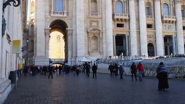 Vatikanstaten - januari 24 2016: St. Peter Square ligger stora plaza direkt framför Peterskyrkan, påvliga enklav inne i Rom, direkt väster om grannskap eller rione av Borgo. — Stockvideo