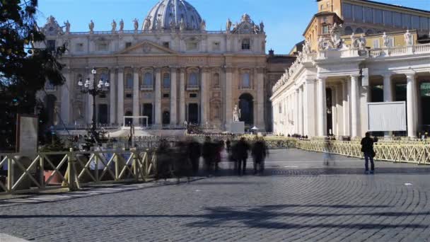 Watykan - 24 stycznia 2016: Timelapse St. Peter Square duża plaza położony jest naprzeciwko bazyliki St. Peters, papieski enklawa Rzymie, bezpośrednio na zachód od sąsiedztwa lub rione Borgo — Wideo stockowe