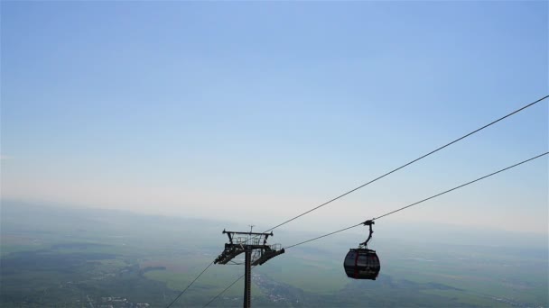 A lift, a Magas-Tátra a Lomnici-csúcsra. Tátra-hegység, a Tátra vagy a Tatra, egy hegység, Lengyelország és Szlovákia közötti természetes határvonalat képező. — Stock videók