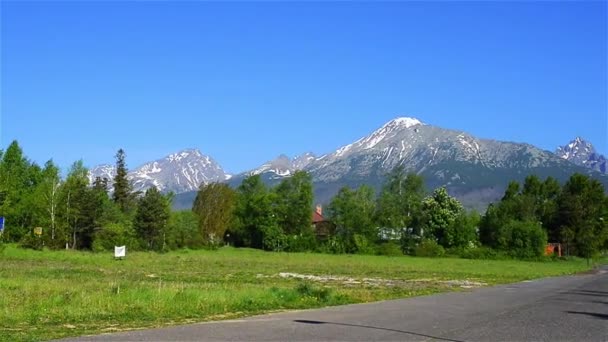 Tatra Dağları, Tatras veya Tatra, Slovakya ve Polonya arasında doğal bir sınır oluşturan dağ aralığı vardır. — Stok video