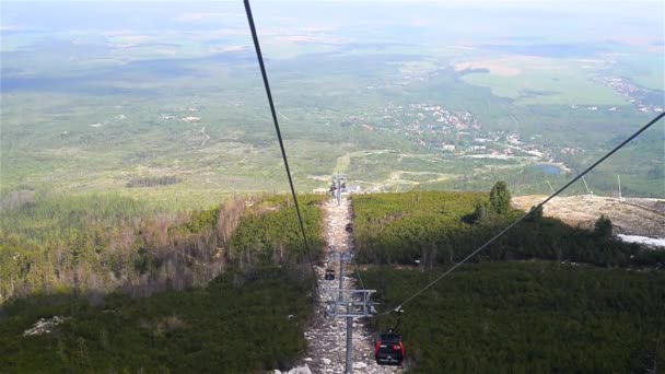 Канатна дорога на Lomnicky stit в Високих Татрах. Татр, в Татрах або Татри, є гірський хребет, що утворюють природним кордоном між Словаччиною та Польщею. — стокове відео