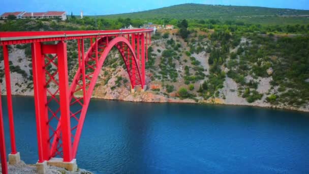 De Maslenica-brug is een boogbrug van dek uitvoering de D8 staat weg ongeveer 1 km ten westen van de nederzetting van Maslenica, Kroatië — Stockvideo