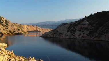 Timelapse: Maslenica köprüdür Maslenica Boğazı Zadar, Hırvatistan, Hırvat A1 otobanı taşıyan kuzeyinde Adriyatik Denizi kapsayan 377.6 m uzun betonarme kemer köprü.