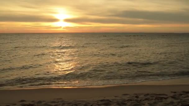 Zwei kleine schöne Mädchen spazieren bei Sonnenuntergang an die Ostsee. — Stockvideo