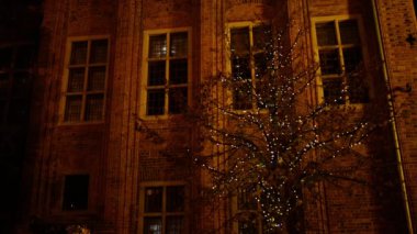 Gotik Torun'da Stary Rynek üzerinde 13. yüzyılda başlayan belediye (almasının) Kuzey Polonya, Vistula Nehri üzerinde bir şehirdir.