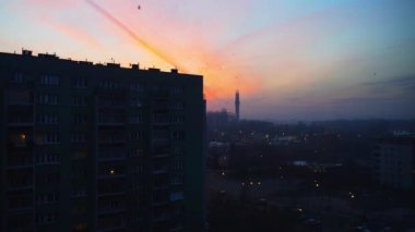 Timelapse: Krakow, Polonya bir yerleşim bölgesinde Dawn. Çok öykülü bir binanın arka planı.