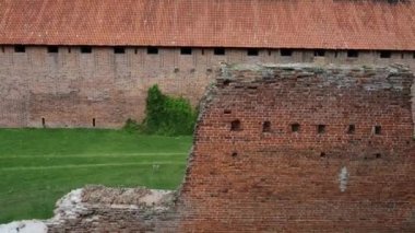 Malbork Cermen sırayla yüzey alanı tarafından dünyanın en büyük Kalesi kalesidir. Bir Ordensburg kale şeklinde Töton Şövalyeleri tarafından Marienburg, Prusya içinde inşa edilmiş.