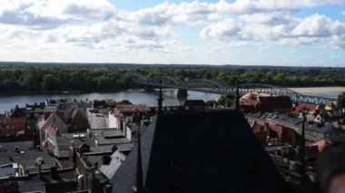 Torun (Thorn) Kuzey Polonya, Vistula Nehri üzerinde bir şehirdir. Torun, Polonya'nın en eski şehirlerinden biridir. Torun Ortaçağ eski kasaba astronom Nicolaus Copernicus yeridir.