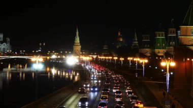 4k Moskova Kremlin Moskova Nehri bir arka planda geceleri. Moskova Kremlin, Moskova'nın kalbinde müstahkem bir kompleks olduğunu. Karmaşık Rusya Federasyonu Başkanı resmi ikametgahı olarak hizmet vermektedir..