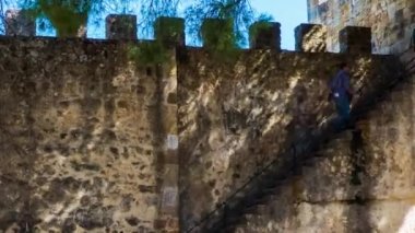 Timelapse: Sao Jorge Kalesi tarihi merkezinin Lizbon Portekizce şehir ve Tagus Nehri manzaralı bir komut verme tepenin işgal Mağribi Kalesi olduğunu..