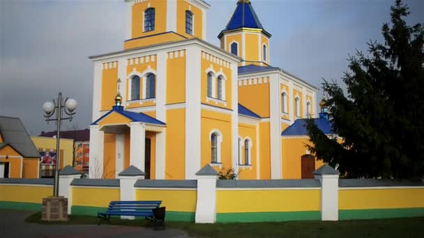 Iglesia Ortodoxa de la intercesión de la Santísima Virgen. Ivanava (Ivanovo, Janow Poleski) es una ciudad en la región de Brest de Bielorrusia, un centro administrativo del distrito de Ivanava. . — Vídeo de stock