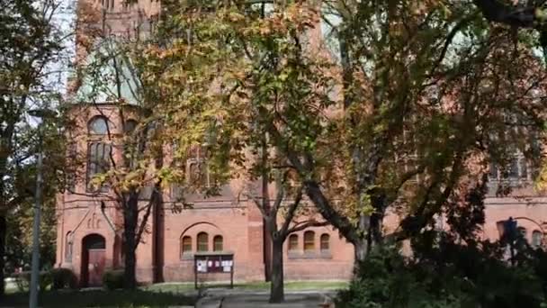 Kyrkan av St Bobola i Bydgoszcz, Polen - kyrkan ligger i Bydgoszcz, vars beskyddare är St. Andrzej Bobola. — Stockvideo