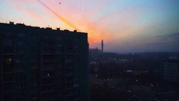 TimeLapse: Dawn egy lakóövezetben, Krakkó, Lengyelország. A háttérben egy sokemeletes épület. — Stock videók